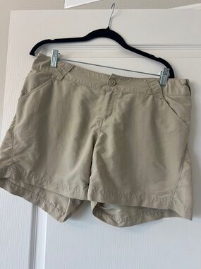 Columbia Women's Tan Athletic Shorts size Large